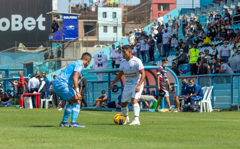 Situación de defensa uno contra uno con un defensor cerrando a un atacante.